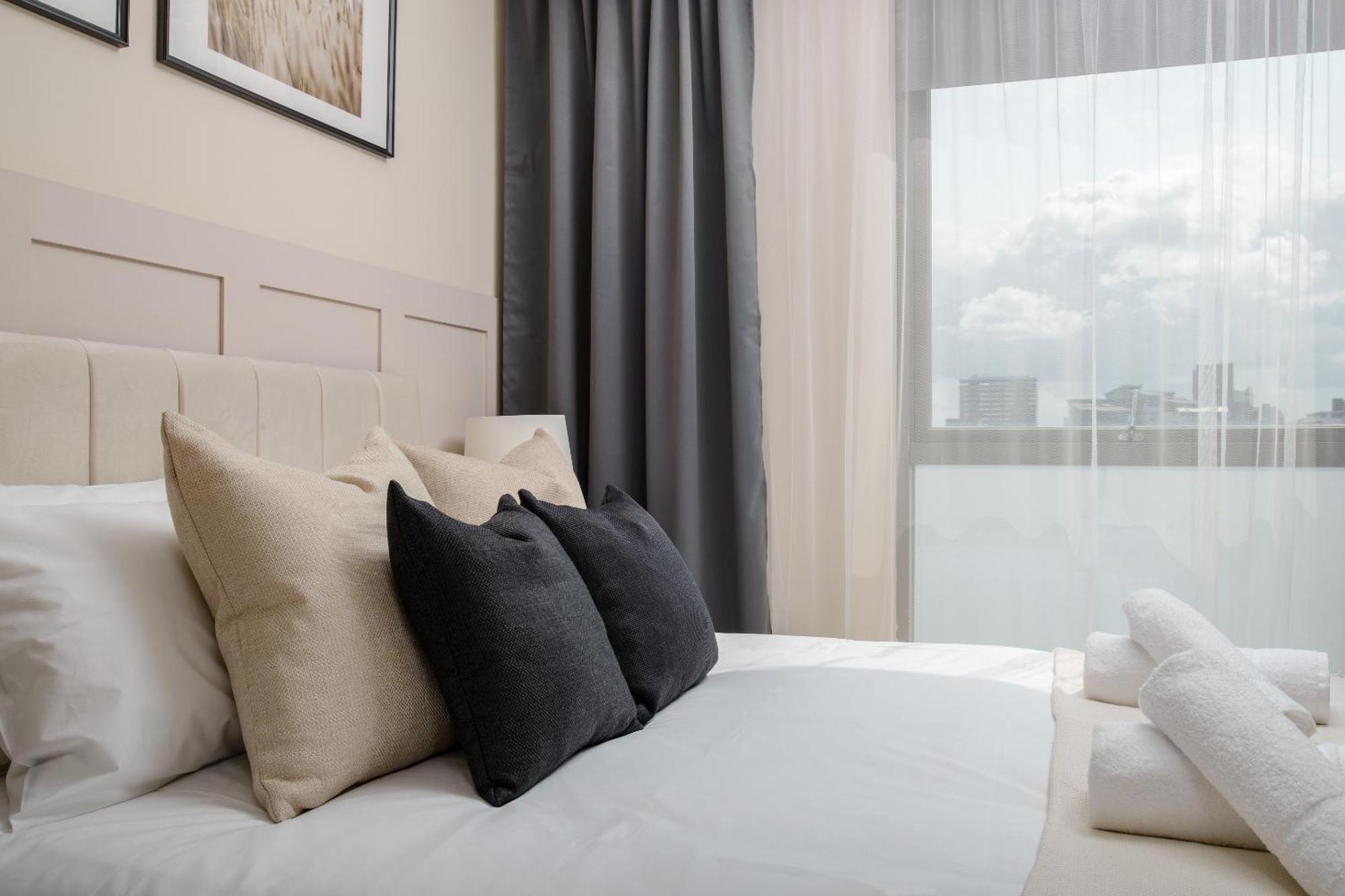 Premium Apartment - Allocated Parking - Great Location بلايموث الغرفة الصورة